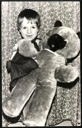 Fotografie glückliches Kind mit grossem Teddybär, Teddy, Teddybear