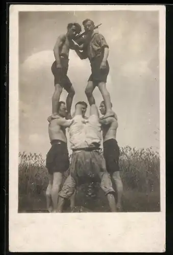 Fotografie Burschen bei einer akrobatischen Figur
