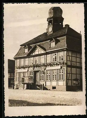 Fotografie unbekannter Fotograf, Ansicht Grabow i. M., Rathaus mit Propaganda-Parolen Schaffung der nationalen Front