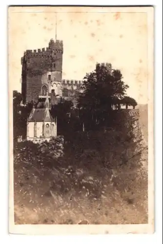 Fotografie unbekannter Fotograf, Ansicht Trechtingshausen, Blick nach dem Schloss Rheinstein, frühe Fotografie