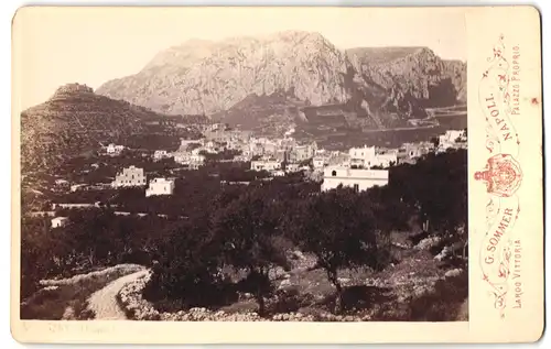 Fotografie G. Sommer, Napoli, Ansicht Capri, Bick auf die Stadt mit Burg