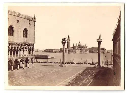 Fotografie unbekannter Fotograf, Ansicht Venedig, Blick auf den Markusplatz mit Löwensäule