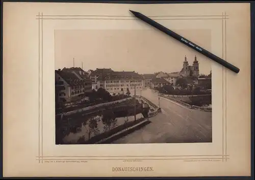 Fotografie German Wolf, Constanz, Ansicht Donaueschingen, Partie im Ort mit Gasthaus zum Falken / Post