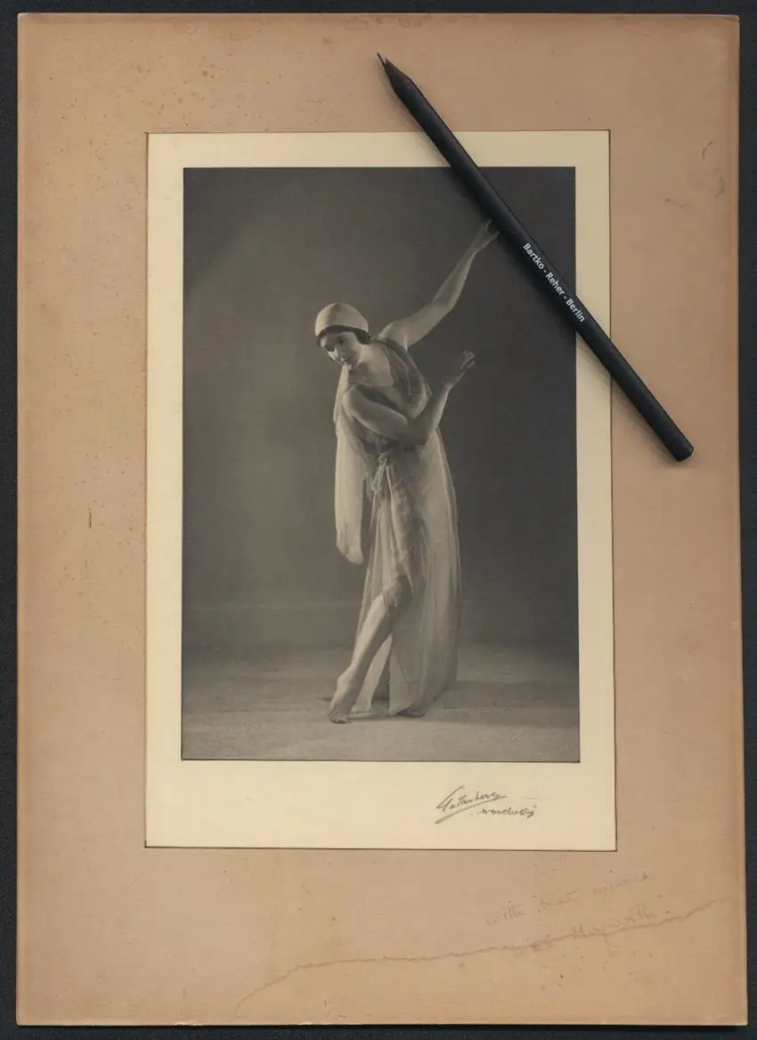 Fotografie Anita Heyworth, London, Tänzerin Anita Heyworth vom London College of Dance, Ausdruckstanz, mit Autograph 0