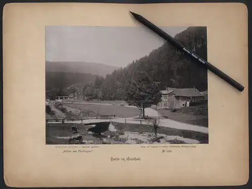 Fotografie Junghanss & Koritzer, Meiningen, Ansicht Geratal, Partie im Ort mit Blick nach der Gehlberger Mühle