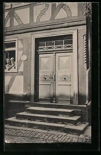 AK Lauterbach, Frau mit Kind schaut aus dem Fenster, Eisenbachertor 5, Alte Haustür