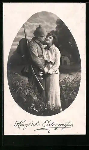 AK Kriegsostern, Soldat mit Frau im Feld stehend