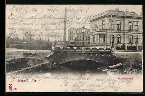 AK Neumünster, Marienstrasse mit Brücke und Fabrikschornstein