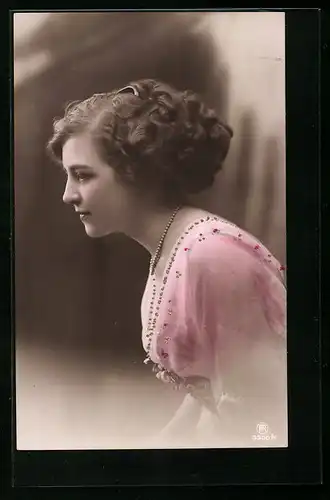 Foto-AK RPH Nr. 3300 /1: Junge Dame im rosafarbenen Kleid
