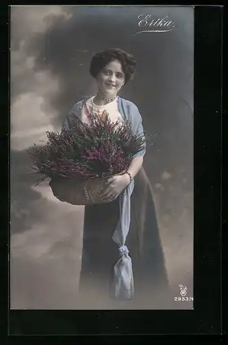 Foto-AK RPH Nr. 2953 /4: Erika, Junge Frau mit einem Blumenkorb