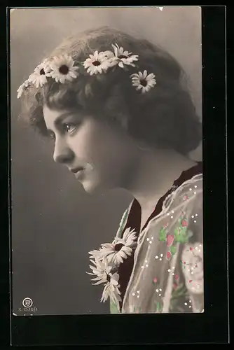 Foto-AK RPH Nr. S. 1320 /1: Junge Frau mit Blumen im Haar