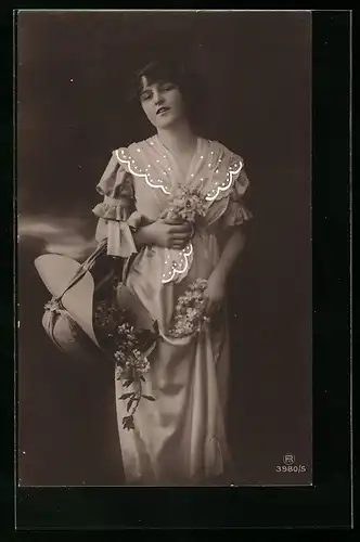 Foto-AK RPH Nr. 3980 /5: Junge Dame mit Blumen im Hut