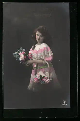 Foto-AK RPH Nr. 2967 /6: Junge Mädchen mit Blumenkorb, Geburtstagsgruss