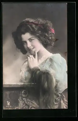 Foto-AK RPH Nr. 2401 /6: Junge Dame im hellblauen Kleid