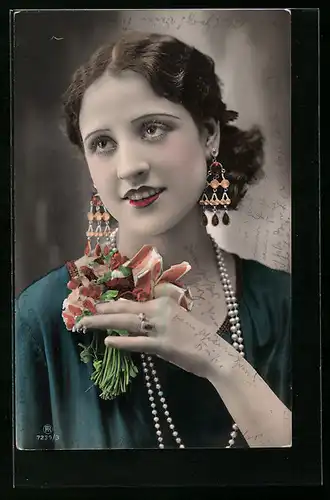 Foto-AK RPH Nr. 7239 /3: Junge Frau mit Ohrringen und Blume