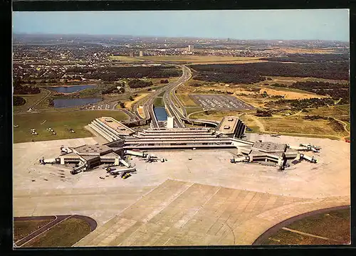 AK Flughafengebäude mit Flugzeugen am Terminal