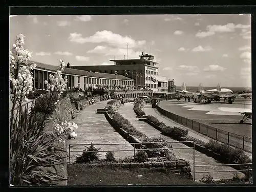 AK Stuttgart, Flughafen, Flughafengebäude mit Flugzeug