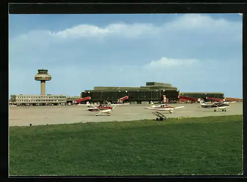 AK Hannover, Flughafen, Vorfeld mit Propellermaschinen, Flughafengebäude und Funkturm im Hintergrund