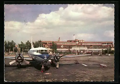 AK Hamburg-Fuhlsbüttel, Flughafen, Flughafengebäude mit Passagier-Propellermaschine