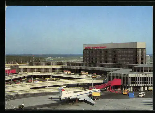 AK Moscow, Flughafen, Flugzeug der Soviet airlines am Terminal