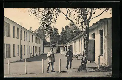 AK Dresden-Neustadt, Infanterie-Baracken, Soldaten mit Krätzchen