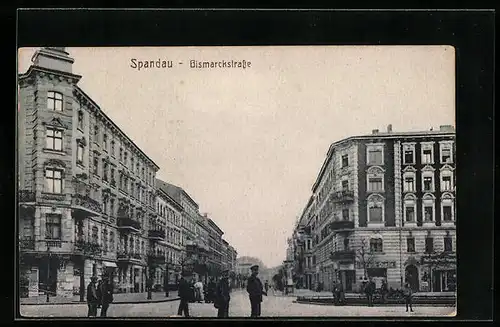 AK Berlin-Spandau, Bismarckstrasse mit Passanten und Gasthaus