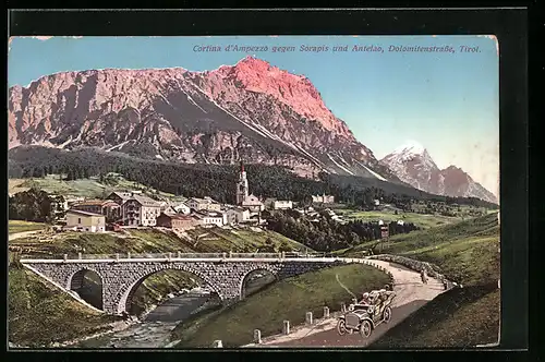 AK Cortina d`Ampezzo, Ortsansicht gegen Sorapis und Antelao, Dolomitenstrasse
