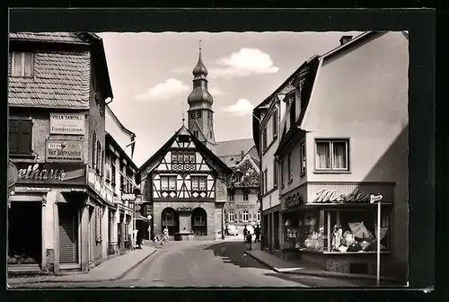 AK Hofheim /Taunus, Strassenpartie mit Blick zur Kirche