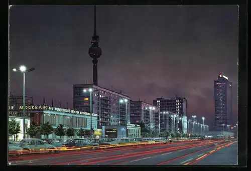 AK Berlin, Karl-Marx-Allee mit Neubauten und Fernsehturm bei Nacht