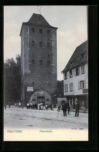 AK Schlettstadt, Passanten vor dem Hexenturm