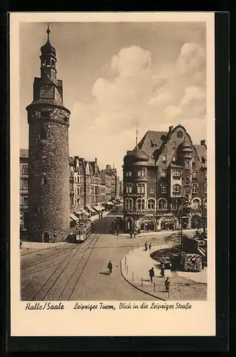 AK Halle /Saale, Leipziger Strasse mit Geschäft, Leipziger Turm und Strassenbahn