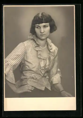Foto-AK Junge Frau in karierter Bluse