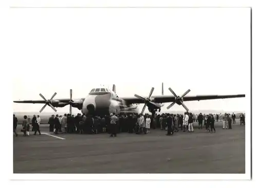 2 Fotografien Flugzeug Doppelrumpf-Transportflugzeug, Royal Air Force Air Support Command