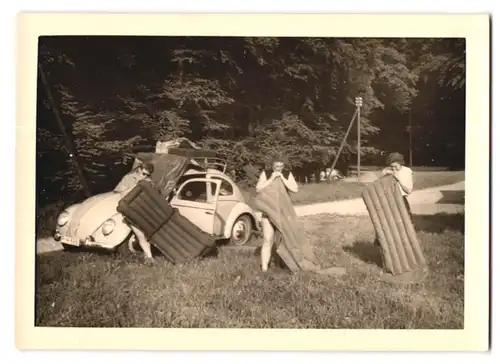 2 Fotografien Auto VW Brezel Käfer, Volkswagen auf dem Weg neben einem Campingplatz / Zeltplatz