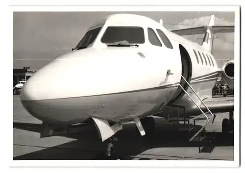 2 Fotografien Flugzeug Hawker Siddeley 125, Zweistrahliger Passagierjet, Kennung G-AVRG