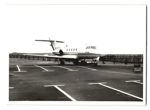 2 Fotografien Flugzeug Hawker Siddeley 125, Zweistrahliger Passagierjet, Kennung G-AVRG