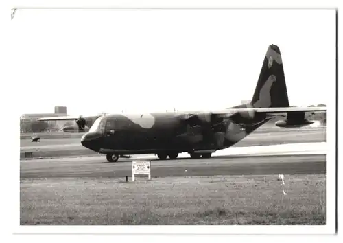 2 Fotografien Flugzeug, Transportflugzeug der US Air Force & Royal Air Force Air Support Command