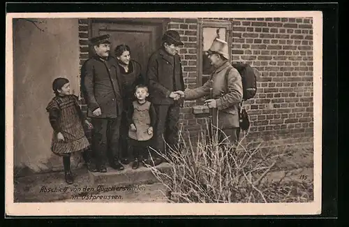 AK Abschied von den Quartierswirten in Ostpreussen, Soldatenliebe