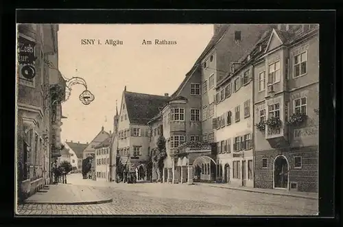 AK Isny i. Allgäu, Strassenpartie am Rathaus mit Geschäft