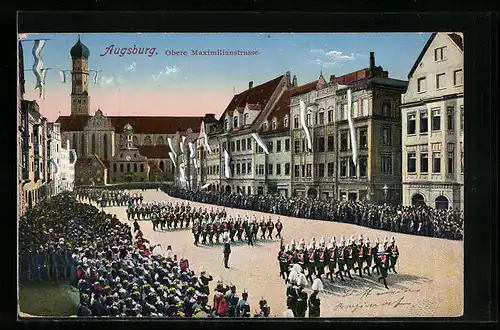 AK Augsburg, Obere Maximilianstrasse mit Soldatenparade