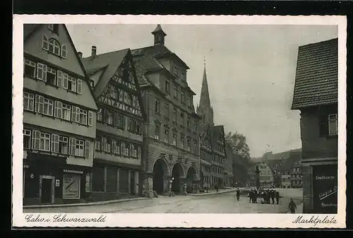 AK Calw i. Schwarzwald, Marktplatz mit Geschäften
