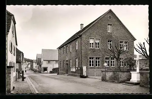 AK Esthal /Pfalz, Strassenpartie mit Passanten