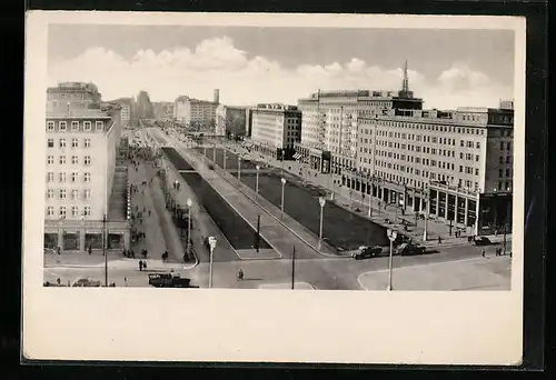 AK Berlin, Teilansicht Stalinallee mit Blick zum Strausberger Platz