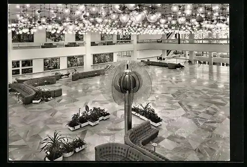 AK Berlin, Palast der Republik-Hauptfoyer mit Gläserner Blume und Galerie des Palastes