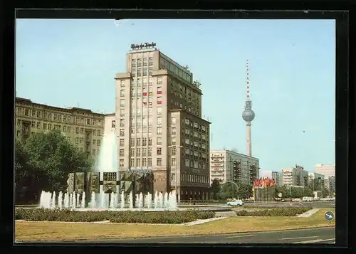 AK Berlin, Strausberger Platz mit Haus des Kindes und Fernsehturm