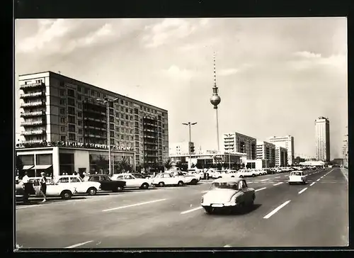 AK Berlin, Karl-Marx-Allee mit Blick zum Fernseh- und UKW-Turm der Deutschen Post
