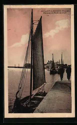 AK Saint-Vaast-la-Hougue, Barques de Peche au Port
