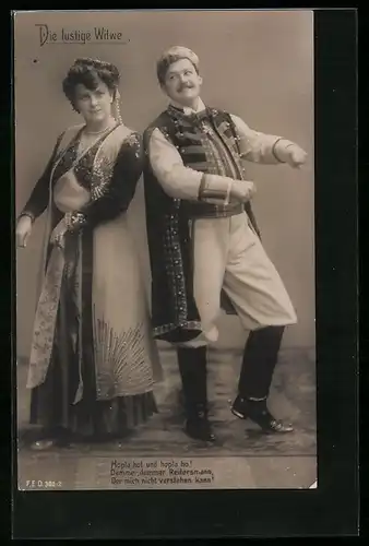 AK Operette Die lustige Witwe, Schauspieler in Trachten