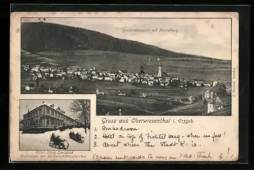 AK Oberwiesenthal i. Erzgeb., Gesamtansicht mit Fichtelberg, Hotel Stadt Carlsbad