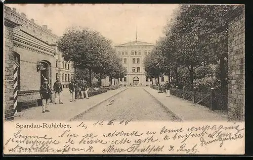 AK Berlin-Spandau-Ruhleben, Strassenpartie mit Wachen